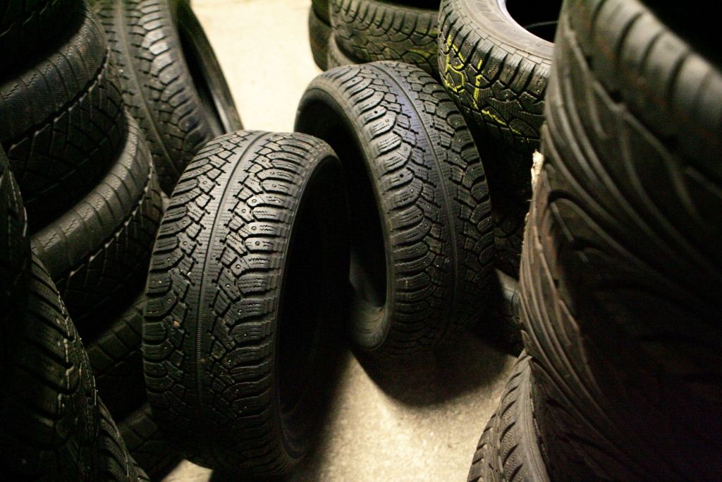 Par krāpšanām saistībā ar auto riepu piegādi aizturēts vīrietis 