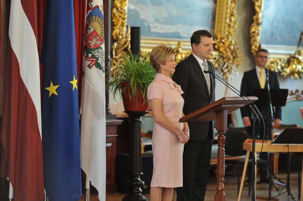 FOTO: Valsts pirmais pāris godina sirdsmāsiņas