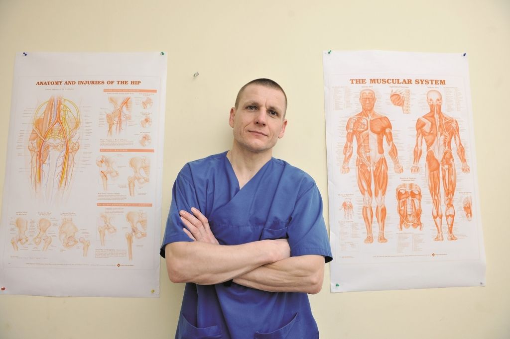 Ar plakātiņu nestāv