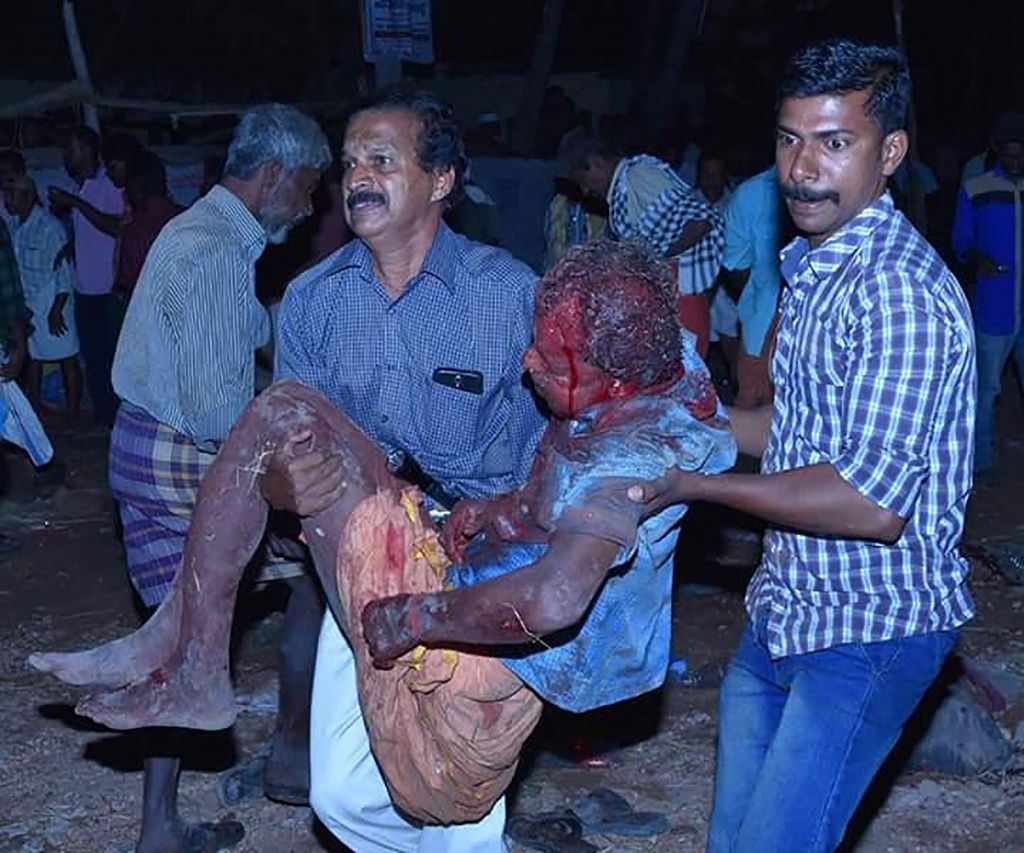 Pirotehnikas izraisītā ugunsgrēkā templī Indijā vismaz 98 bojāgājušie