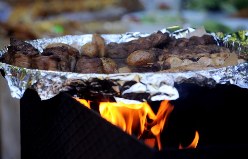 Ražotāji: Lielākā daļa Latvijā tirgotās grilēšanas ogles neatbilst ES standartiem