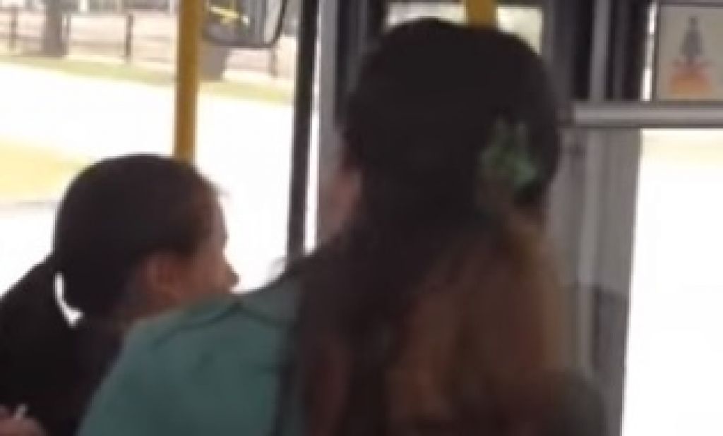 Policija atradusi agresīvo autobusa pasažieri