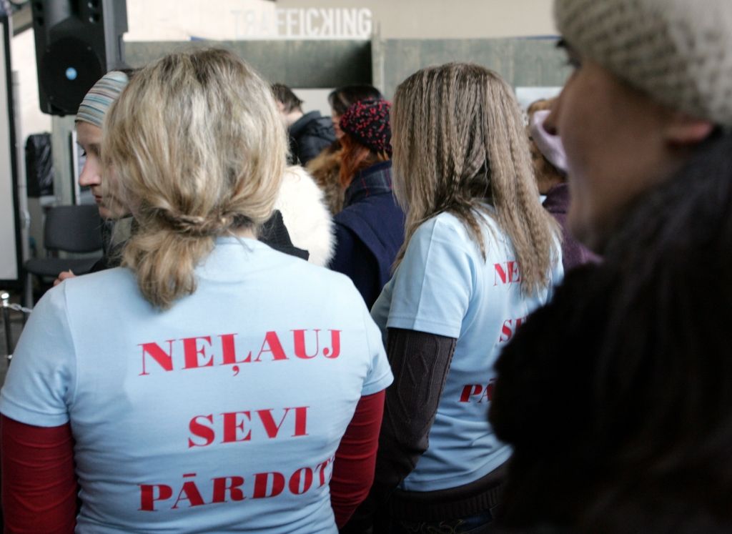 IeM: Latvijā cilvēku tirdzniecība arvien biežāk kļūst par ģimenes biznesu