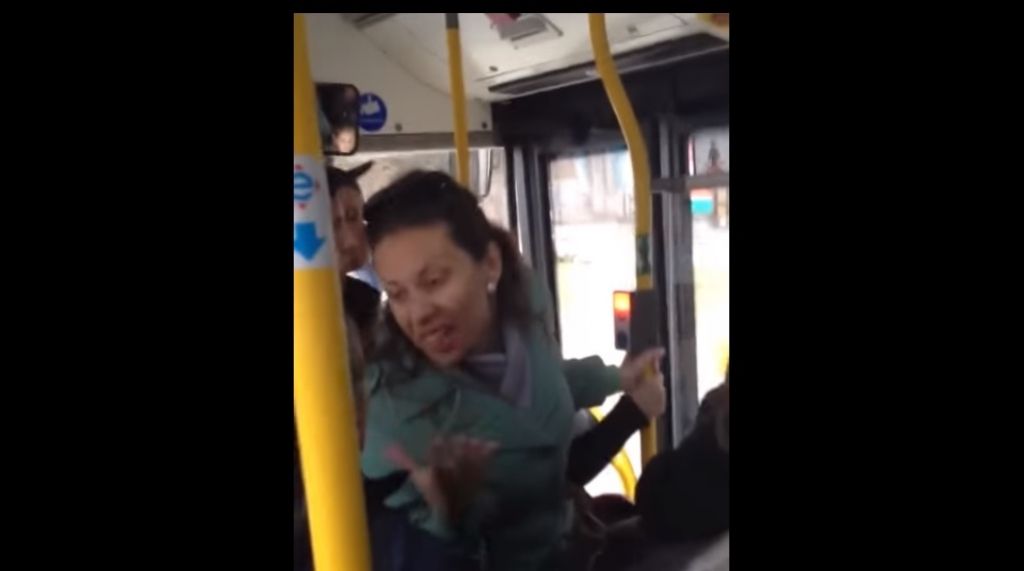 RS autobusa agresīvā pasažiere uz protokola izskatīšanu neierodas; piemērots naudas sods