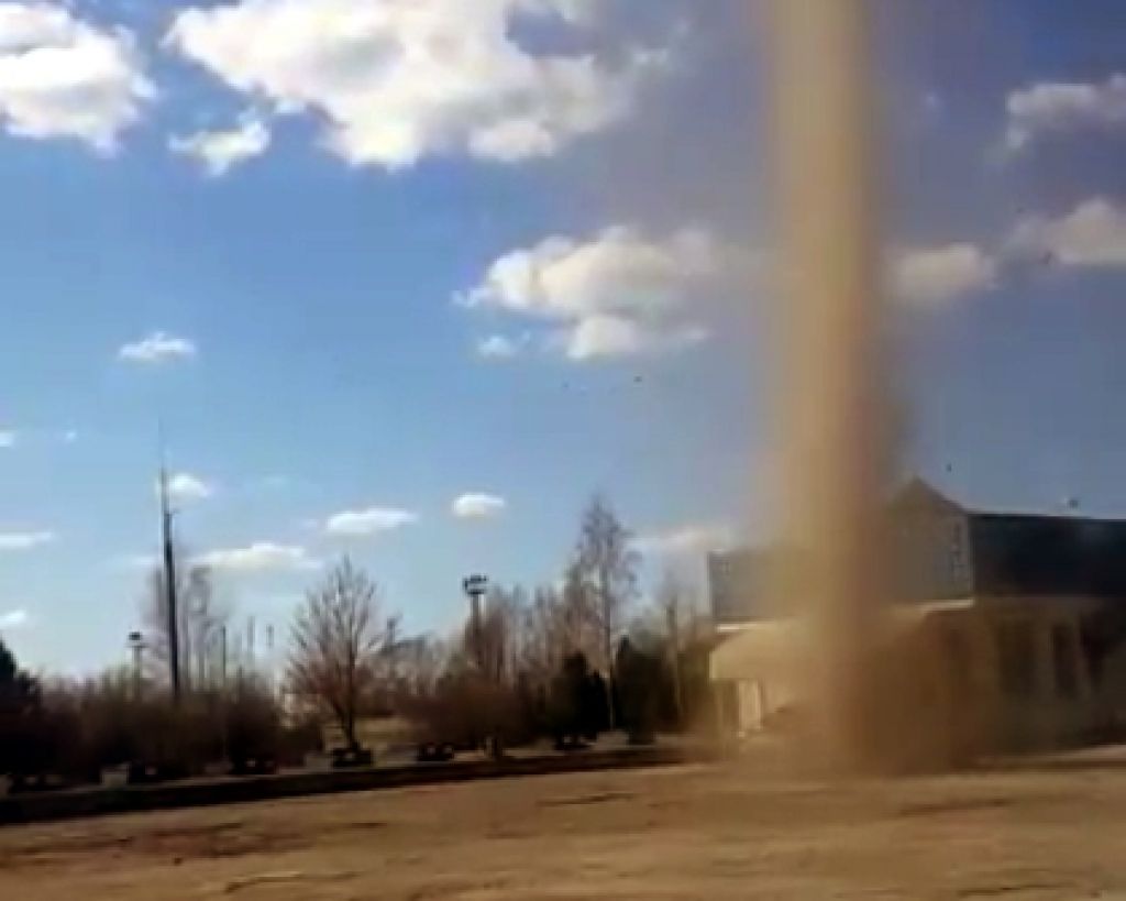 VIDEO: Gulbenē novērots pamatīgs vēja virpuļstabs