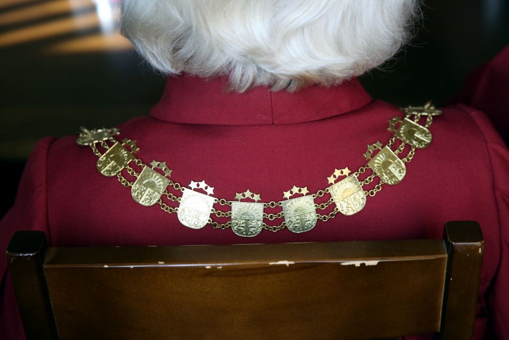 Tiesneši kalti parādu jūgā