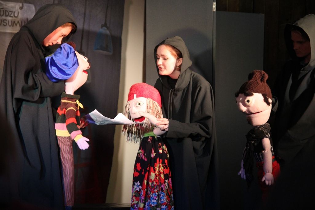 Jaunieši gatavojas gadu un nospēlē pirmizrādi 