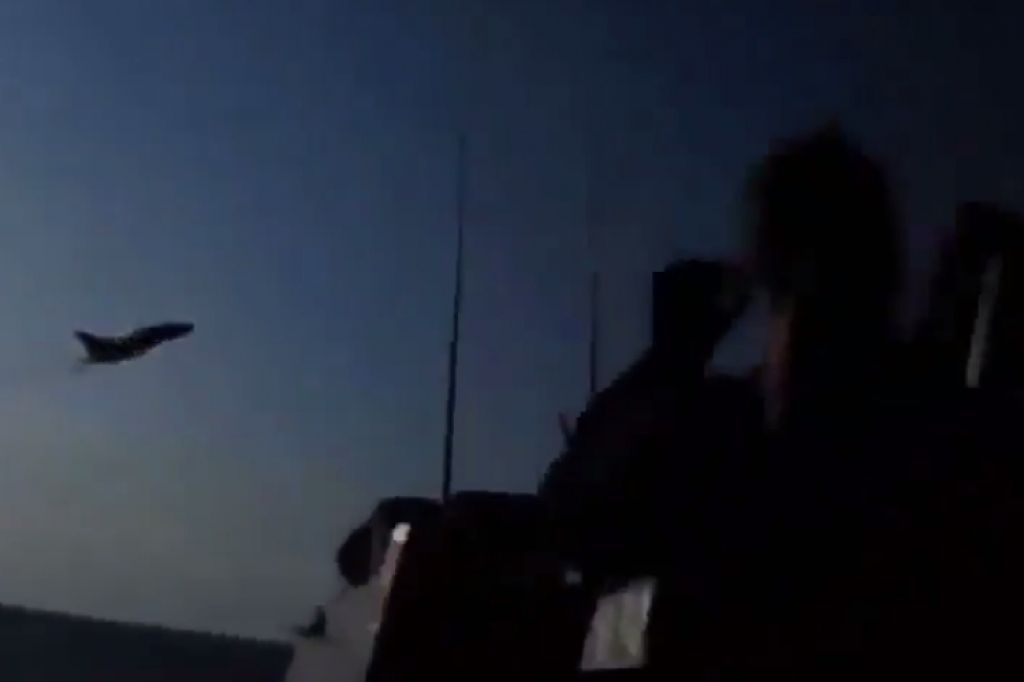 VIDEO: Krievijas Su-24 simulētais "uzlidojums" ASV karakuģim