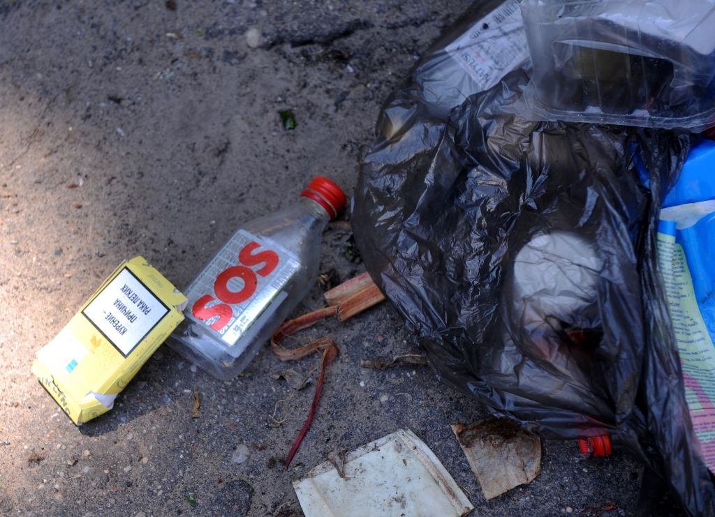 Daugavpilī vīrietis nodur savu pudeles māsu, ietin polietilēnā un izmet atkritumos