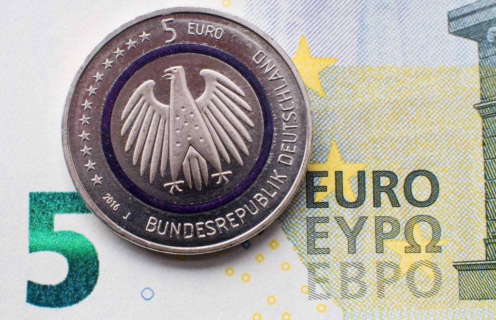 FOTO: Vācijā pirmoreiz izkalta piecu eiro monēta