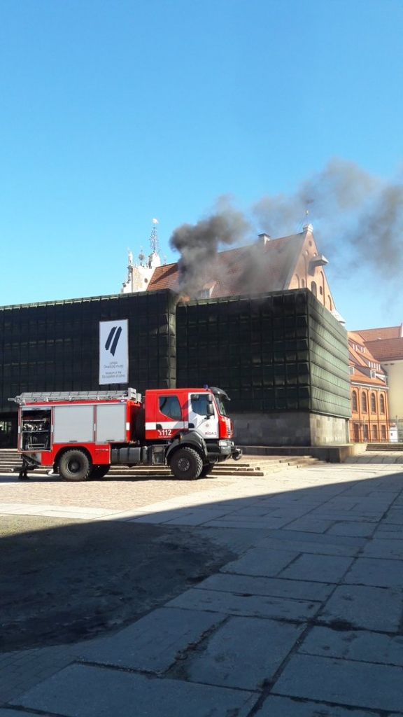 Ugunsdzēsējiem izdevies likvidēt ugunsgrēku Okupācijas muzejā (papildināts 16:58)
