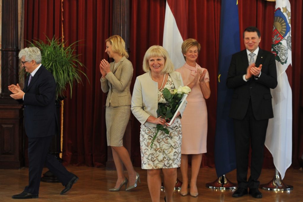 VIDEO: Prezidents ar kundzi sveic Sirdsmāsiņas