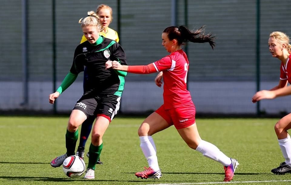 FOTO: Sieviešu futbola līgu uzsāk ar liepājnieču skaistu uzvaru