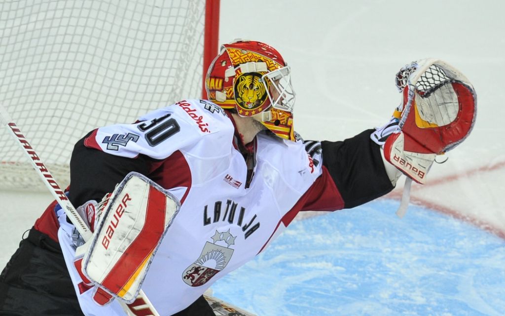 FOTO: Laukumā dodas visi trīs vārtsargi, Latvija revanšējas baltkrieviem