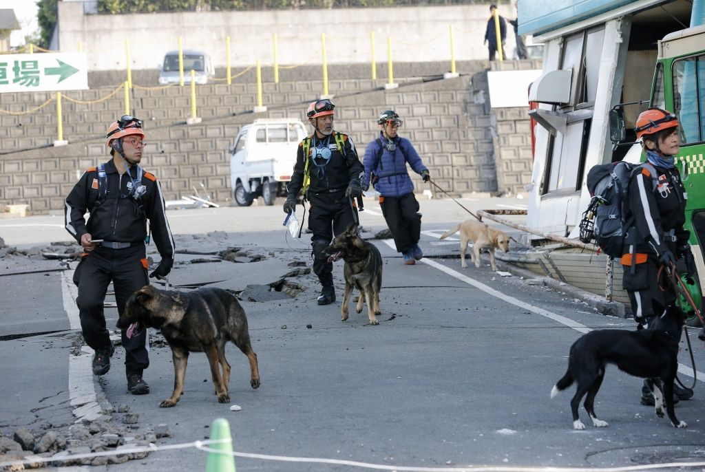 FOTO: Vēl vienā zemestrīcē Japānā vismaz 19 bojāgājušie (papildināts 10:16)