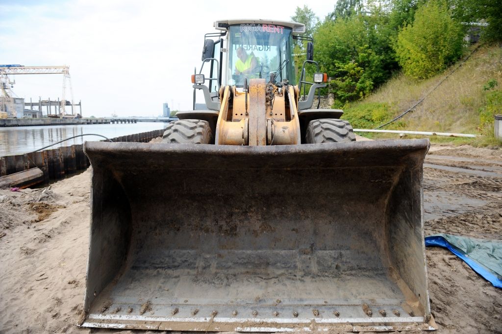 No braucoša kravas auto izkritis buldozers, ir cietušais