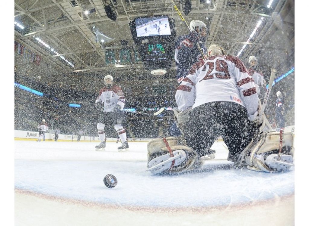 FOTO: Latvijas U-18 hokejisti pasaules čempionātā ar 1:12 kapitulē mājiniekiem ASV