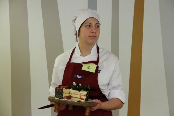 Tehnikuma audzēkne izcep gardāko torti "Vasaras veltes"