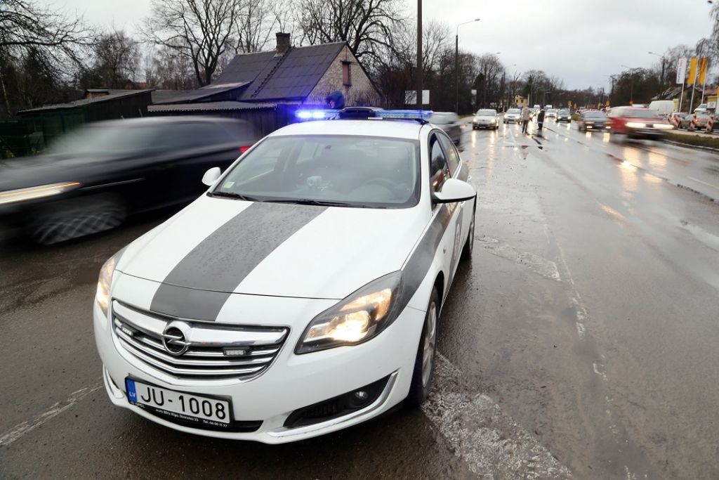 VIDEO: Valsts policija brīdina par pārgalvības radītiem riskiem uz ceļa
