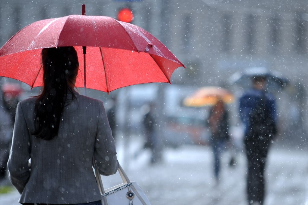 Otrdien daudzviet gaidāms lietus un brāzmains vējš