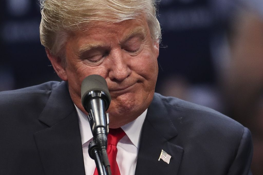 Tramps uzrunas laikā pamatīgi izgāžas