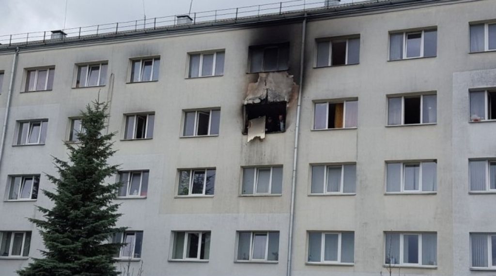 Cilvēkiem pāragri ļauts atgriezties degušajā ēkā Salaspilī - tā nav droša