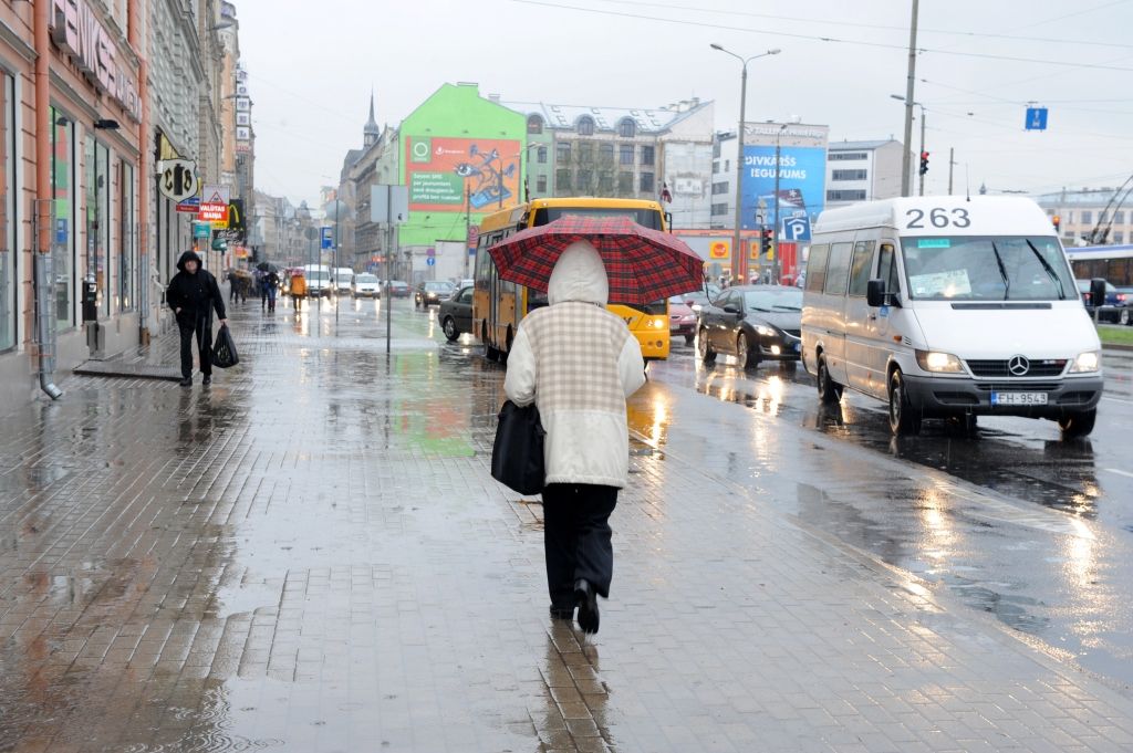 Trešdien iespējams arī slapjš sniegs