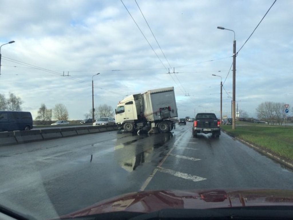 Fūre uz Salu tilta iztriecas cauri joslu norobežojumam; traucēta satiksme