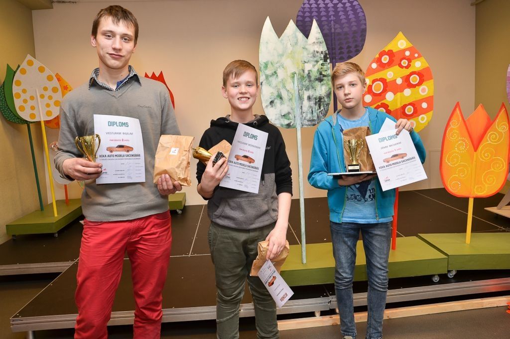 Liepājā veiksmīgi noslēgušās koka mašīnu  un buru laivu sacensības