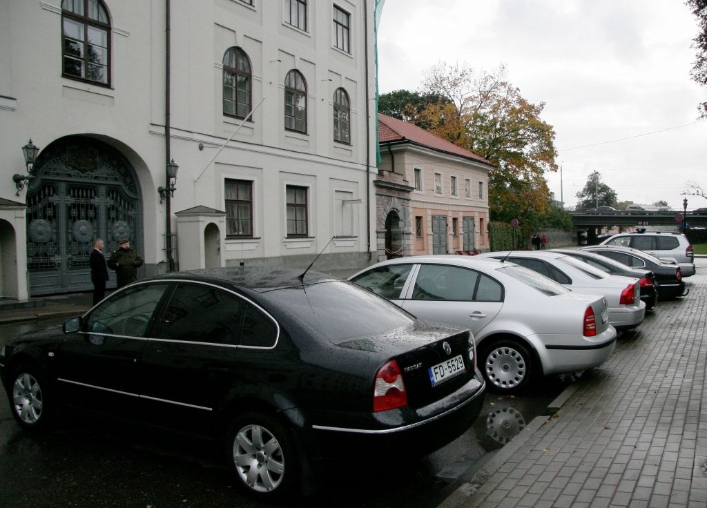 Rosina marķēt valsts uzņēmumu automašīnas