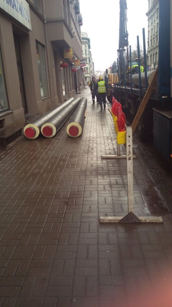 Svaigo bruģi Barona ielā jau rok ārā, lai veiktu pazemes komunikāciju nomaiņu