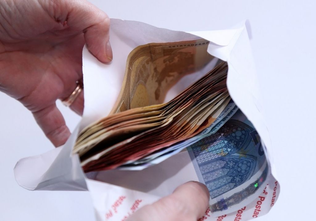 Vai aplokšņu algas nonāk bankās?