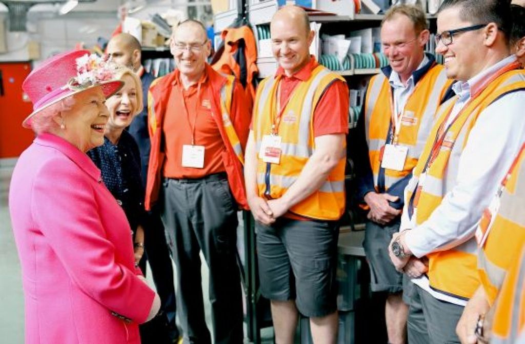 Elizabete II nopūtīs 90 svecītes