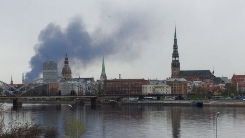 FOTO: Bolderājā niedru ugunsgrēka liesmas ceļas pat trīsstāvu mājas augstumā (papildināts 18:17)