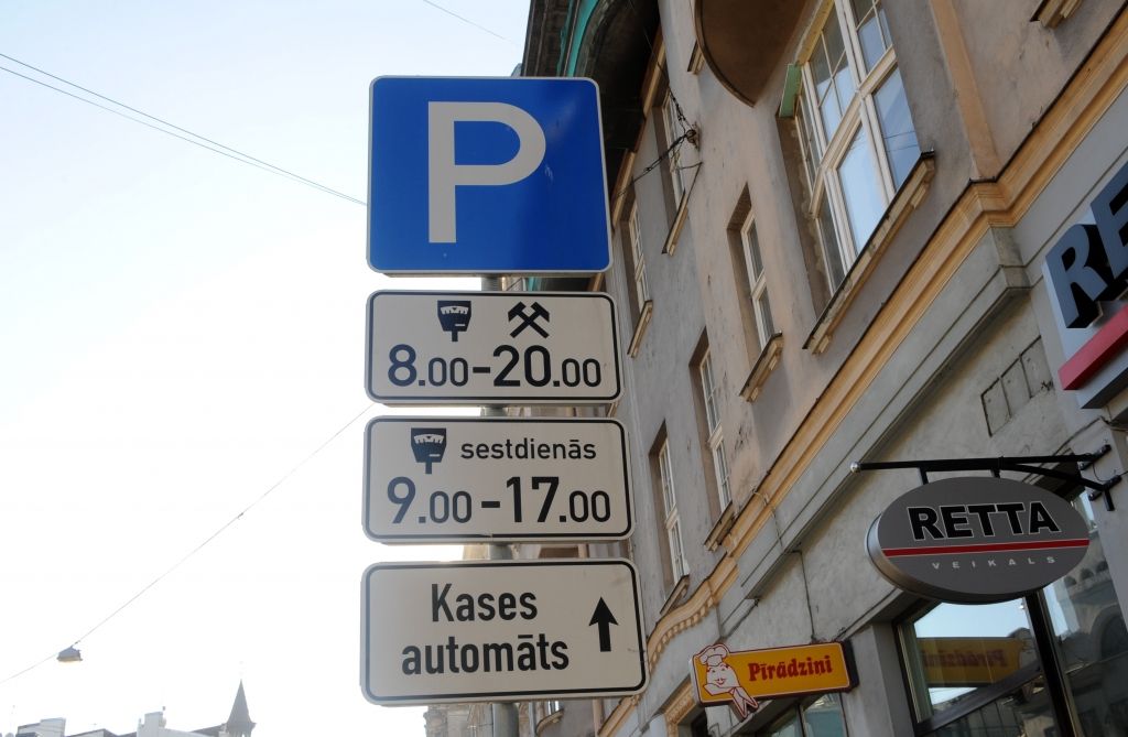 Vīrietis Rīgā patvaļīgi nozāģē ceļa zīmi, jo tā traucējusi viņa uzņēmējdarbības plāniem