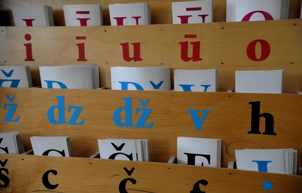 Mācot latviešu valodu imigrantiem, talkā ņem multfilmas un karaoke dziesmas