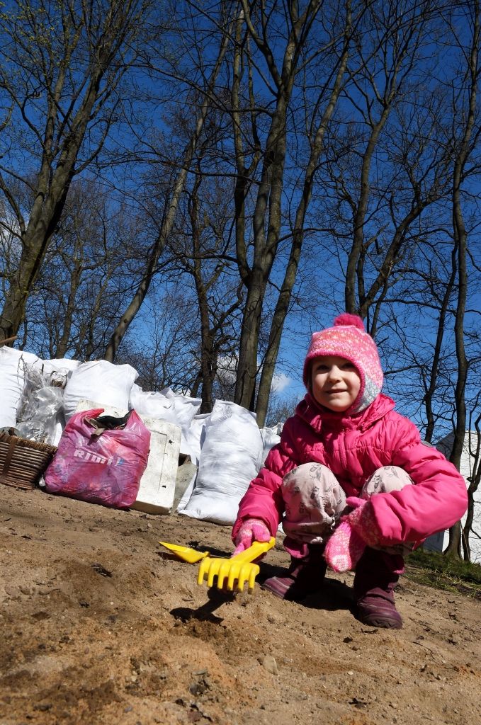 FOTO: Lielajā talkā atrasti 10 eiro, mūzikas instrumenti un sarkans dīvāns