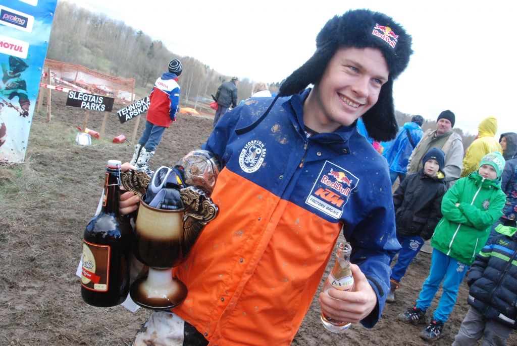 FOTO: Pauls Jonass ar uzvaru iepriecina līdzjutējus Misiņkalna dubļos