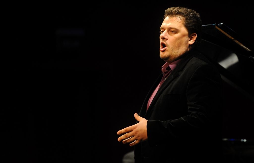 Latviešu tenoru Metropolitēna operā izrādes vidū izglābj dublieris