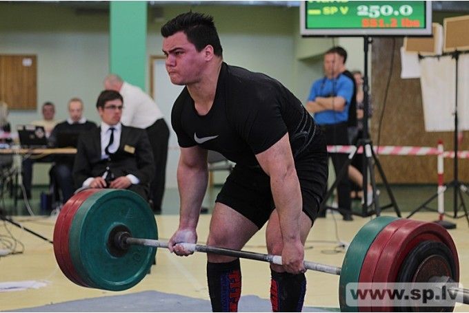 Aizputes pagasta spēkavīrs Māris Juzups iesildās pasaules čempionātam 