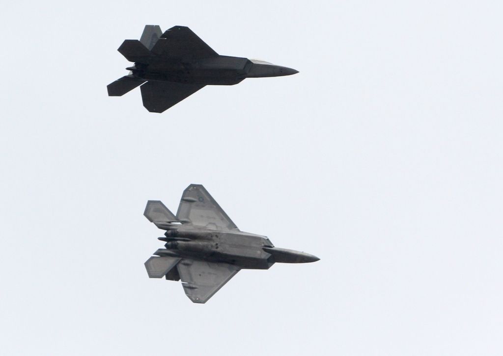 FOTO: Lietuvā ieradušies divi modernākie un dārgākie ASV iznīcinātāji F-22 Raptor