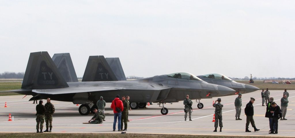 FOTO: Lietuvā ieradušies divi modernākie un dārgākie ASV iznīcinātāji F-22 Raptor