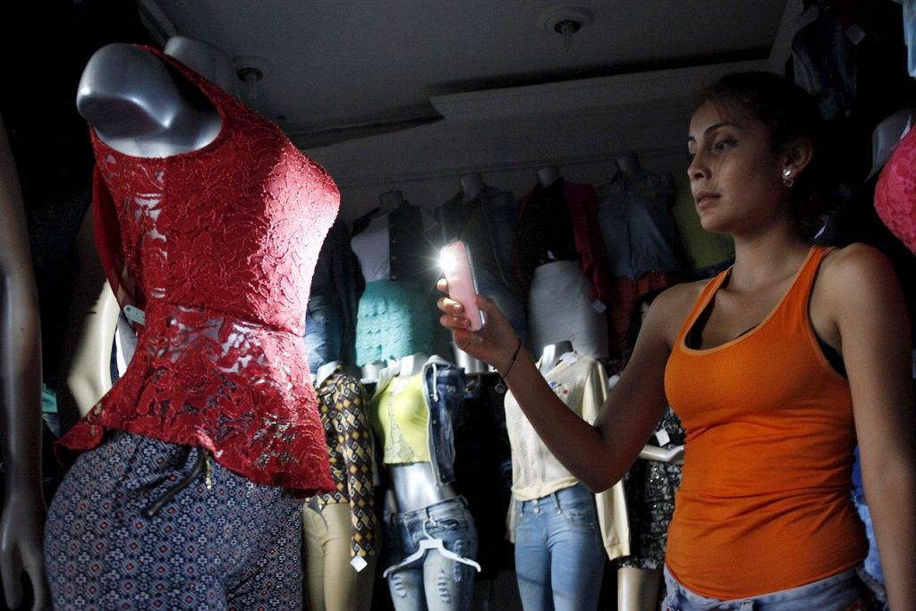 Sociālistu valdība Venecuēlā ieviesusi absurdus elektrības taupības pasākumus