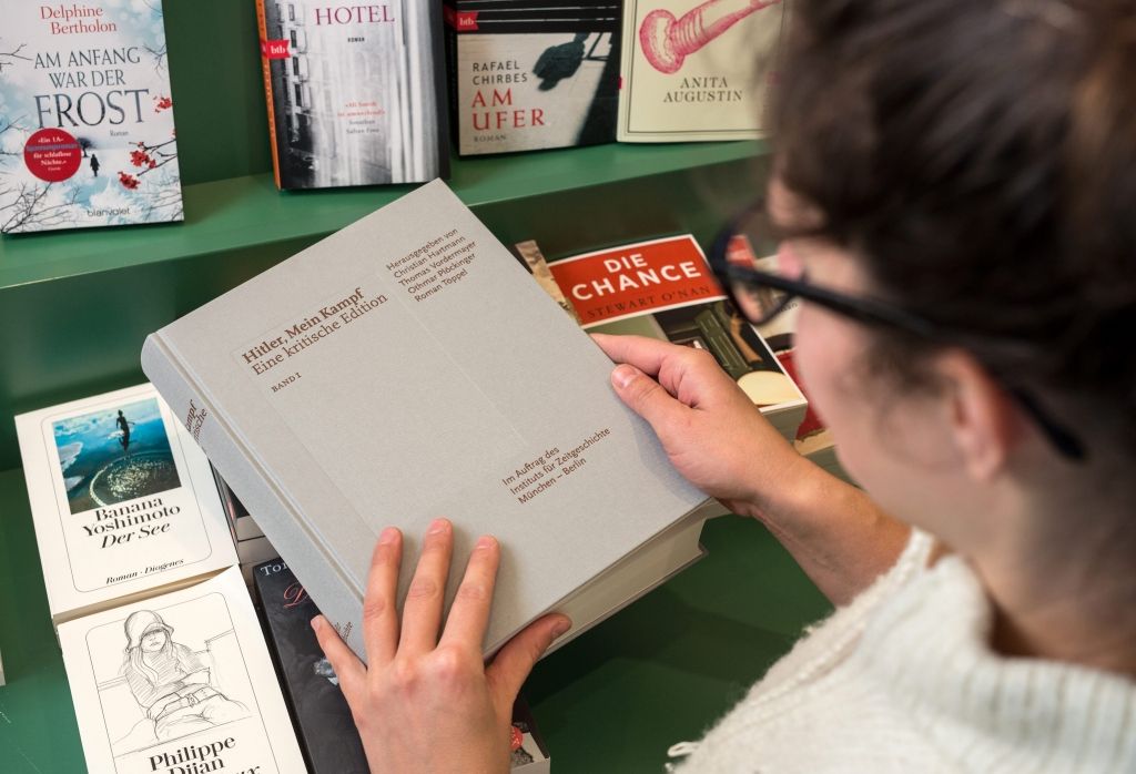 Bavārija apsver Mein Kampf izmantošanu skolu programmās