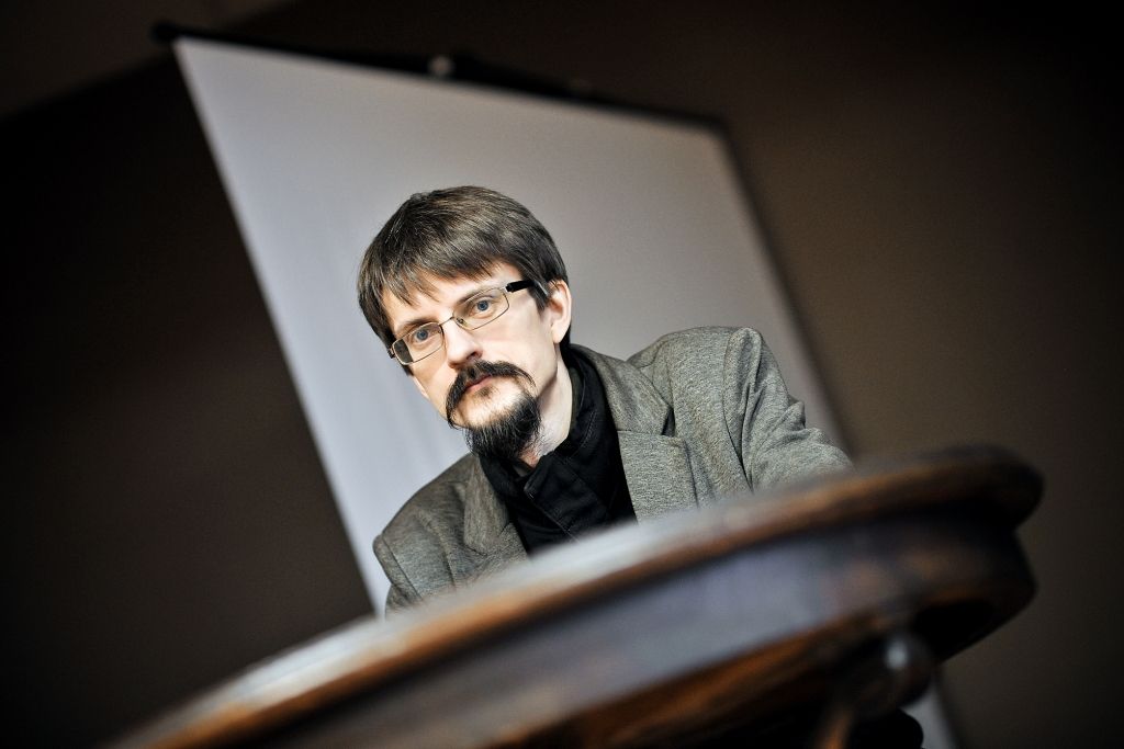 Saruna ar dzejnieku Ronaldu Briedi. Postironiskais kājāmgājējs