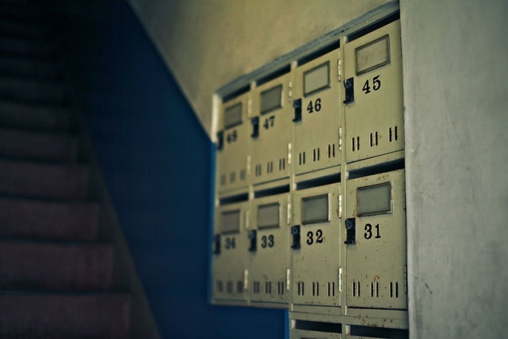 Dusmās par reklāmas avīžu piegādāšanu vīrietis Rīgā ar gumijas steku iesitis pastniekam