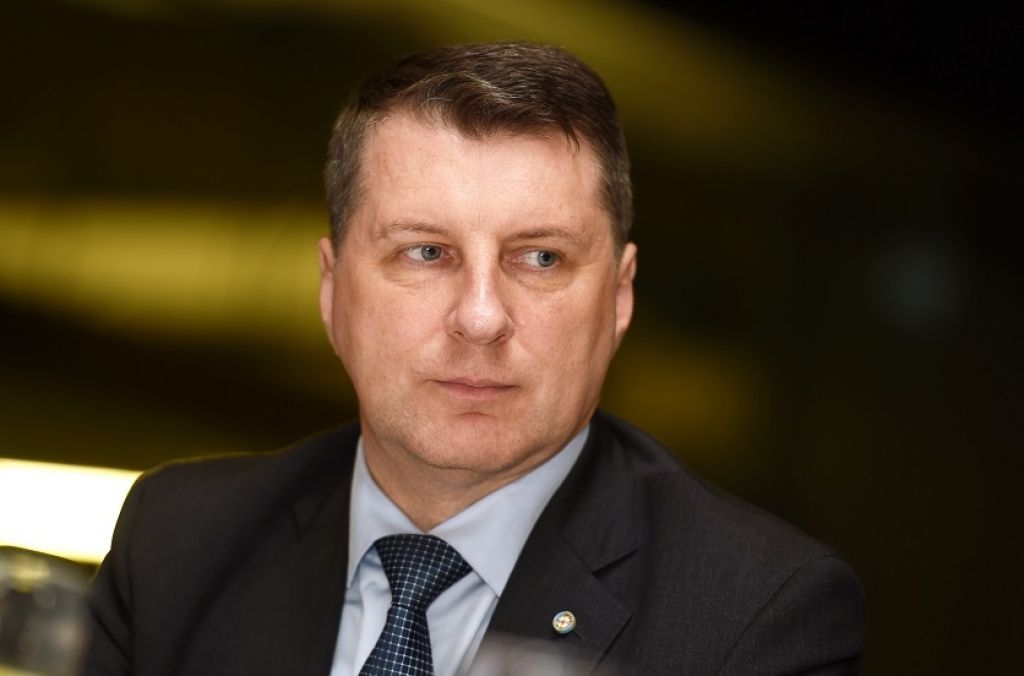 Prezidents uzdod atkārtoti lemt par termiņuzturēšanās atļauju izsniegšanu