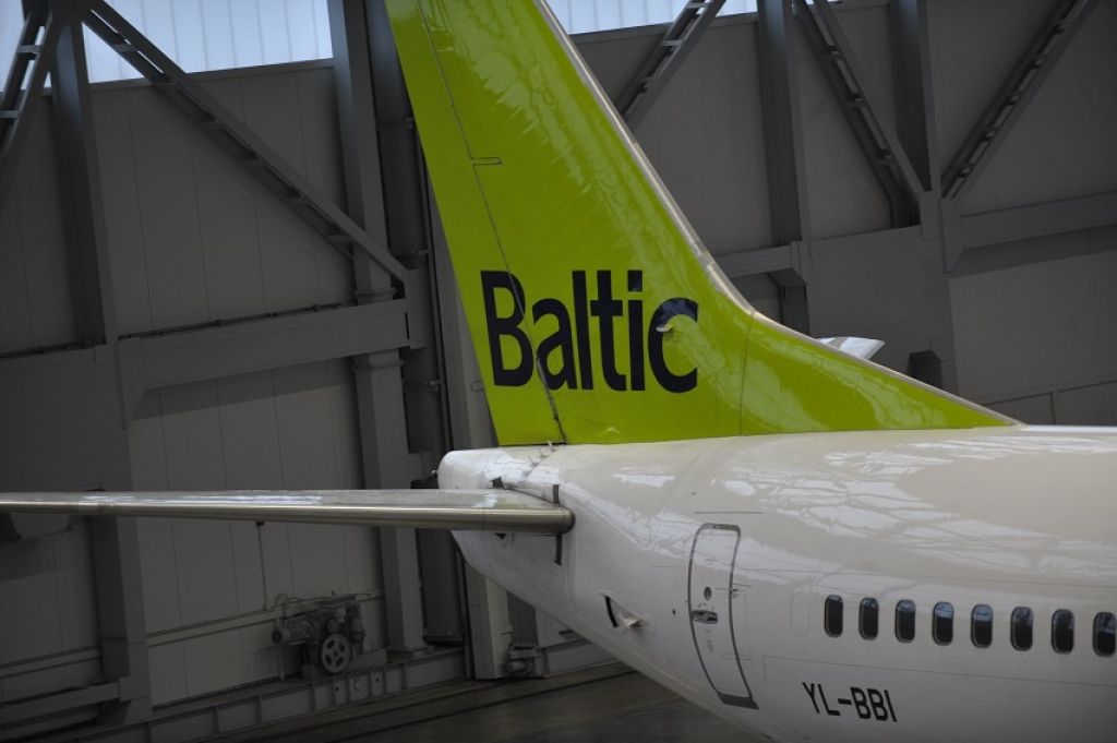 Pēc nezināma priekšmeta trāpījuma pa lidmašīnas stiklu airBaltic atceļ reisu no Amsterdamas