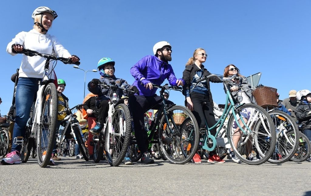 FOTO: Ap 100 ģimeņu dodas Rīgas velo nedēļas braucienā