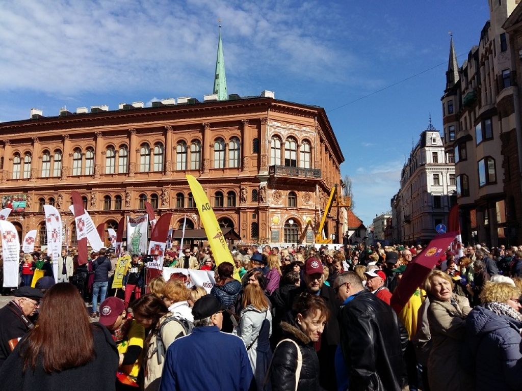Uz arodbiedrību rīkoto tautas sapulci sanāk aptuveni 3000 cilvēku (papildināts 12:17)